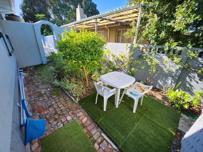 To Let 1 Bedroom Property for Rent in Oakglen Western Cape